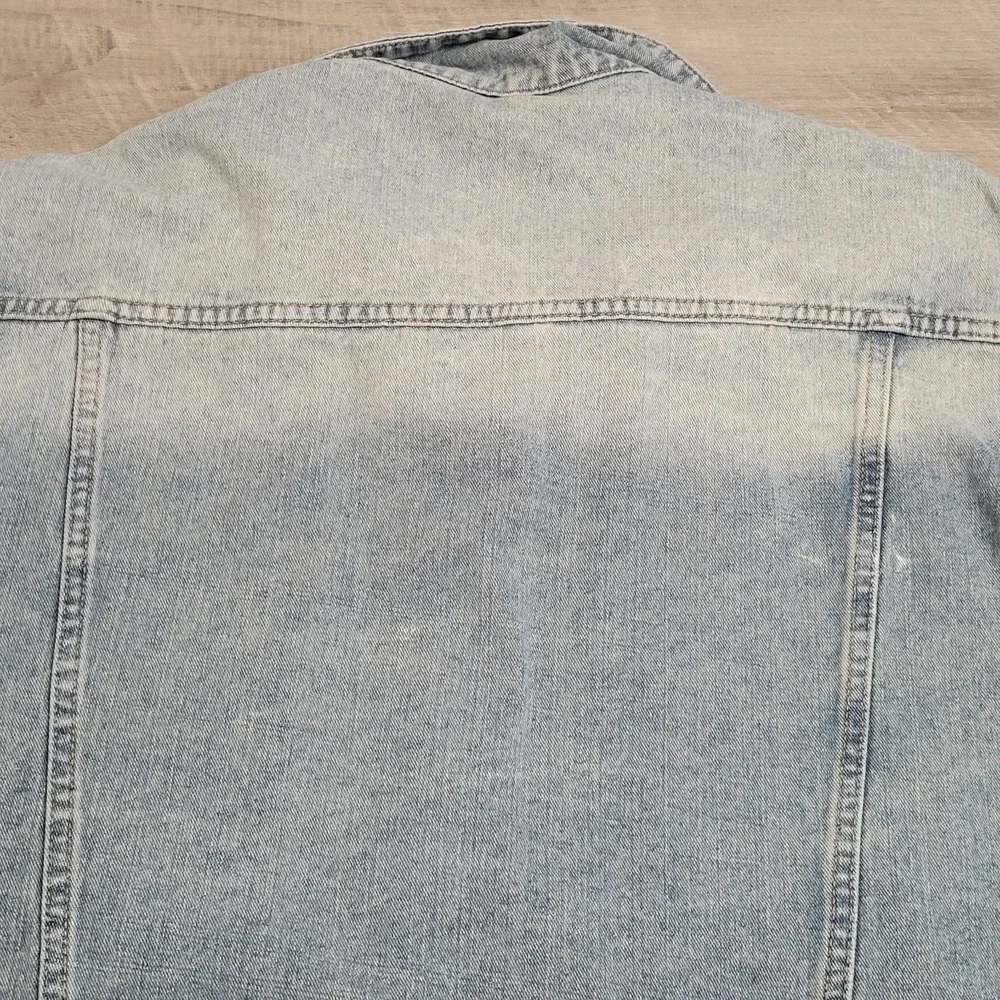 Vintage Style Denim Jacket Womens L Light Wash‎ Distressed Trucker Sloping Hem